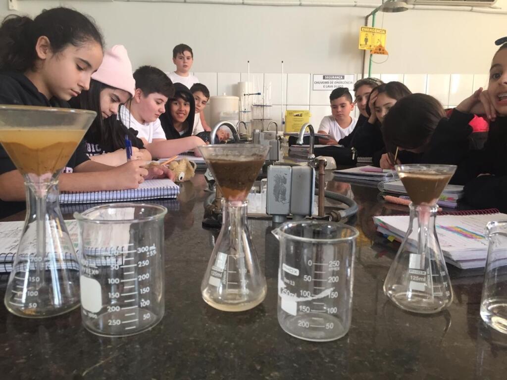 Alunos do ensino fundamental participam de práticas nas aulas de Ciências