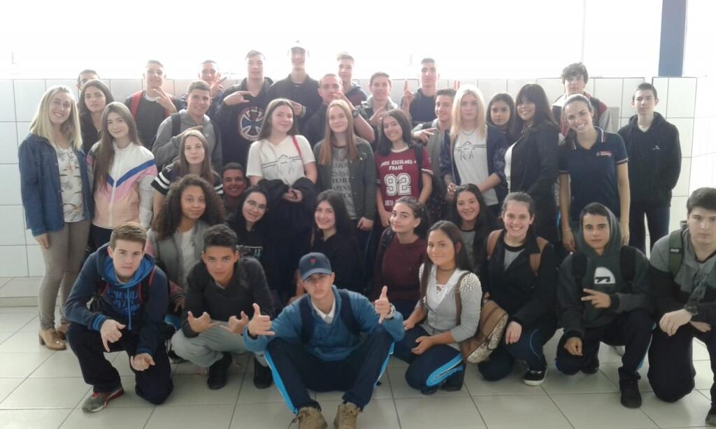 Alunos da escola João Dagostim visitam o Colégio Universitário