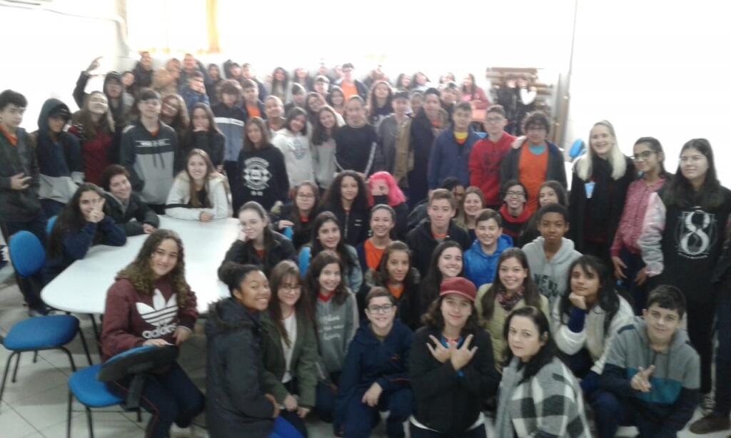 Alunos da Escola Jorge da Cunha Carneiro visitam laboratórios