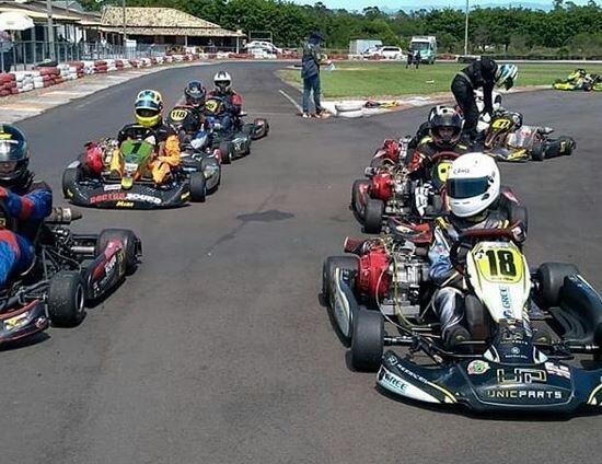 Aluno e atleta de kart participa de competição