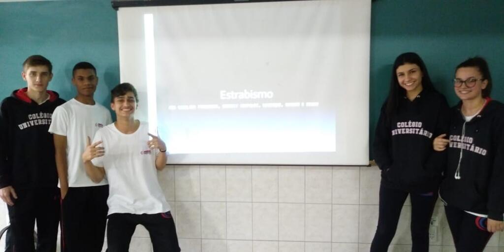 Apresentação de trabalhos na aula de Física dos alunos do 2º Ano
