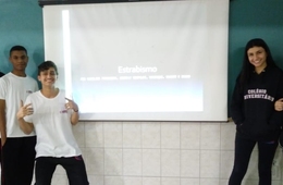 Apresentação de trabalhos na aula de Física dos alunos do 2º Ano
