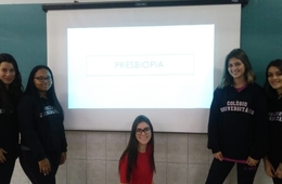 Apresentação de trabalhos na aula de Física dos alunos do 2º Ano