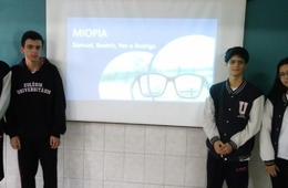 Apresentação de trabalhos na aula de Física dos alunos do 2º Ano