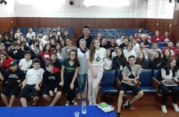 Alunos assistem palestra sobre coletiva