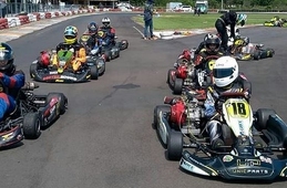Aluno e atleta de kart participa de competição
